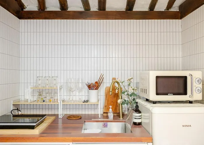 2 Minute Walk From Gyeongbokgung Station Hanok Mongyu 夢遊 Wellness Bathtub Netflix