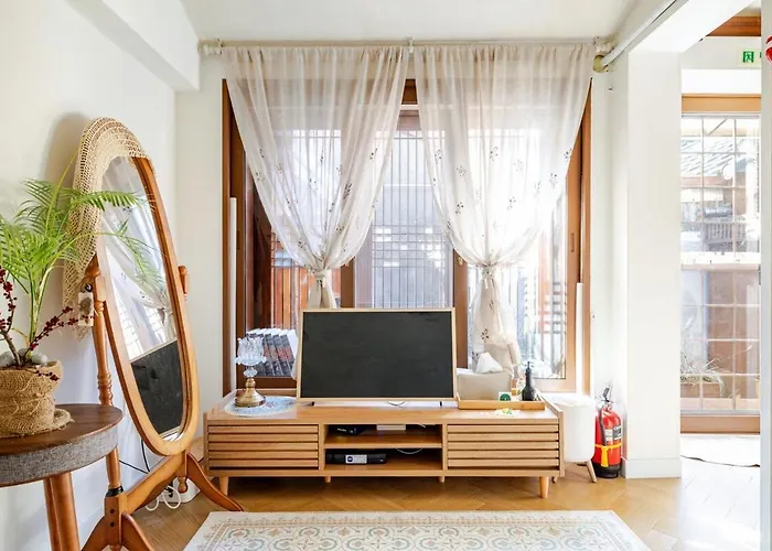 2 Minute Walk From Gyeongbokgung Station Hanok Mongyu 夢遊 Wellness Bathtub Netflix ヴィラ