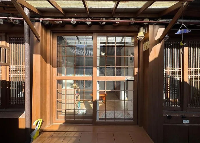 2 Minute Walk From Gyeongbokgung Station Hanok Mongyu 夢遊 Wellness Bathtub Netflix