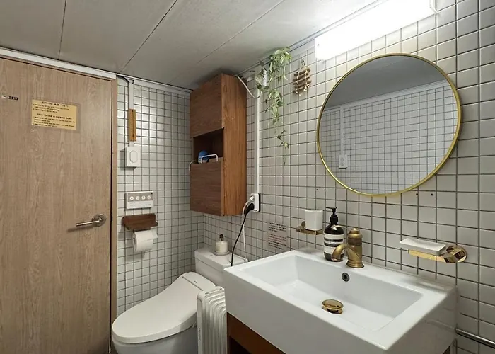 2 Minute Walk From Gyeongbokgung Station Hanok Mongyu 夢遊 Wellness Bathtub Netflix ヴィラ *